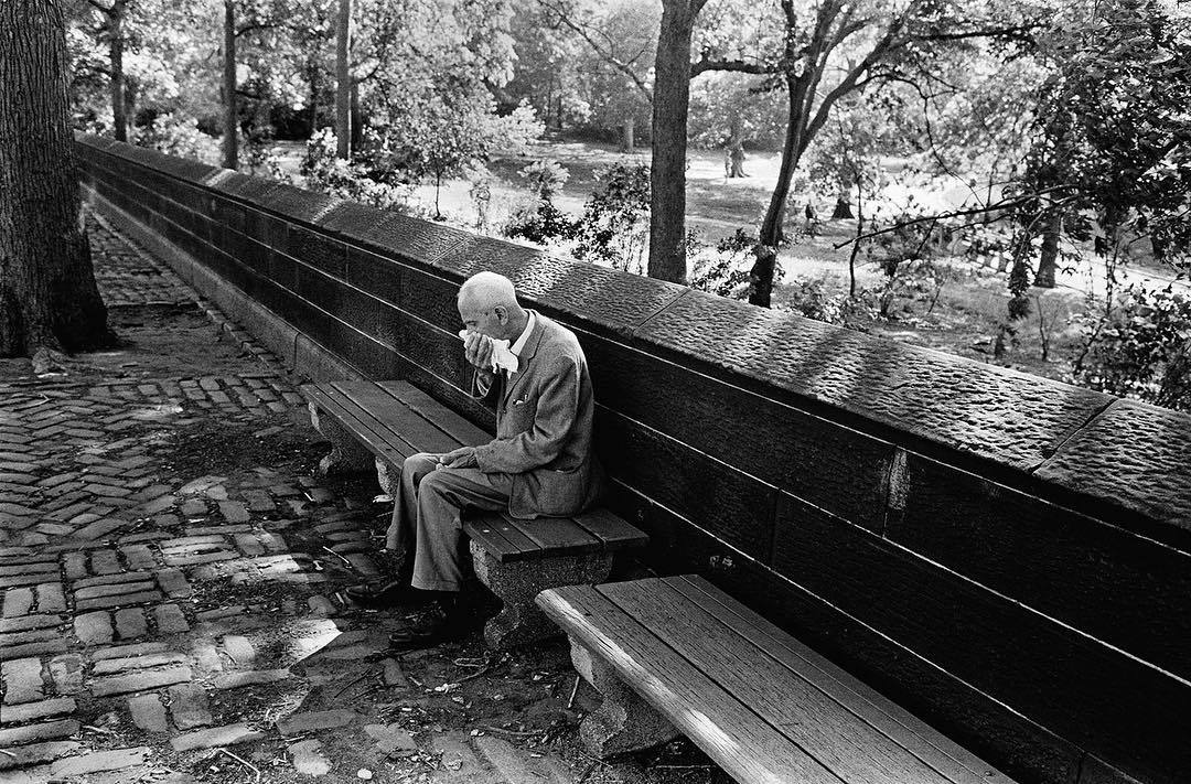 纽约第五大道上的老人，Richard Kalvar摄于1969年。